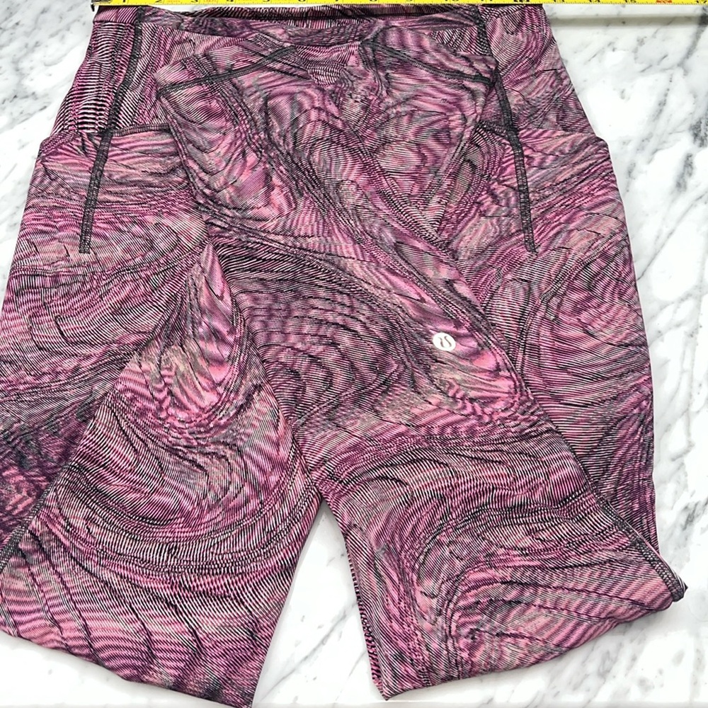 Like new Lululemon size 6 leggings with pockets 28” great pattern